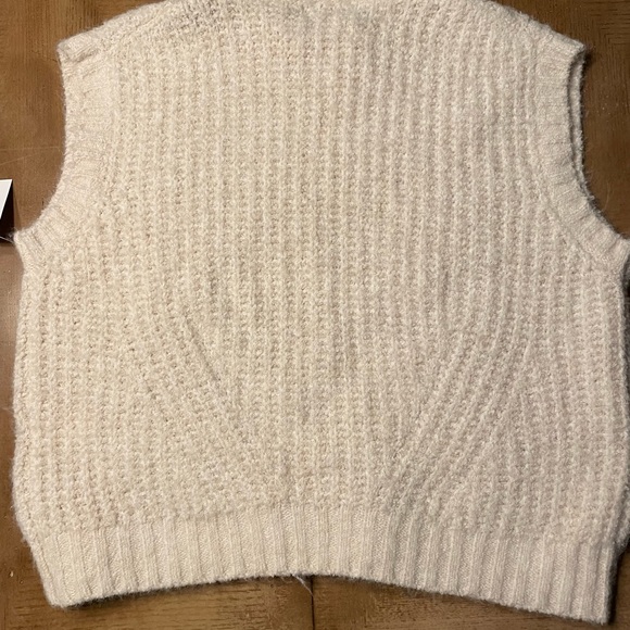 Lyla + Luxe NWT sleeveless sweater. Color cream. Size L - Picture 10 of 10